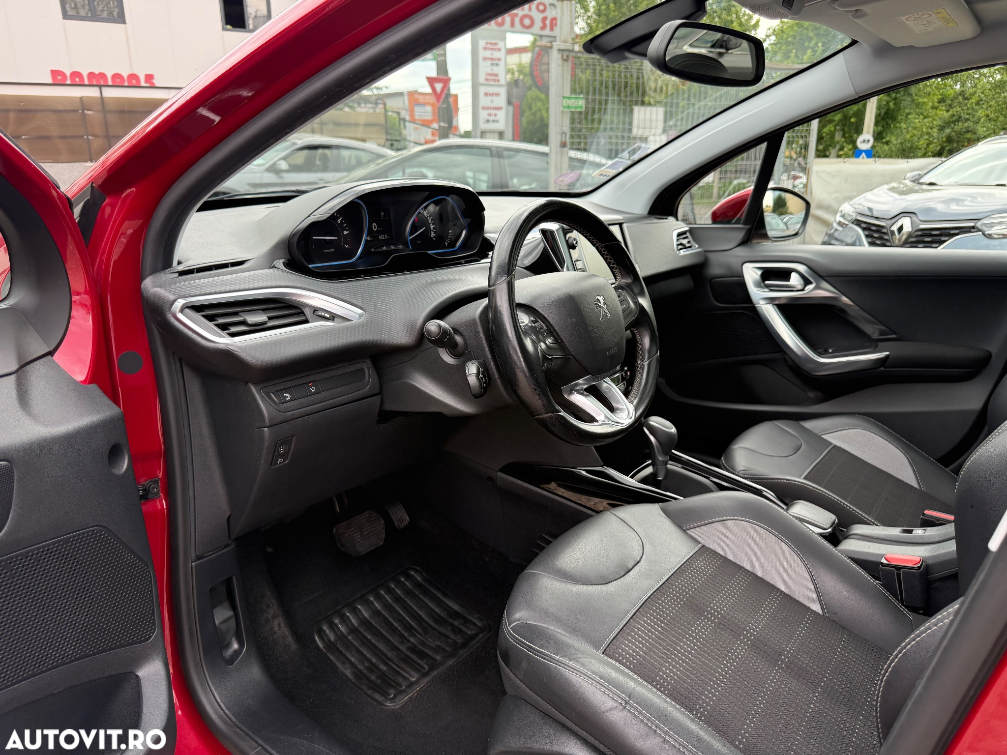 Peugeot 2008 1.2 PureTech Turbo EAT6 S&S Allure - 23