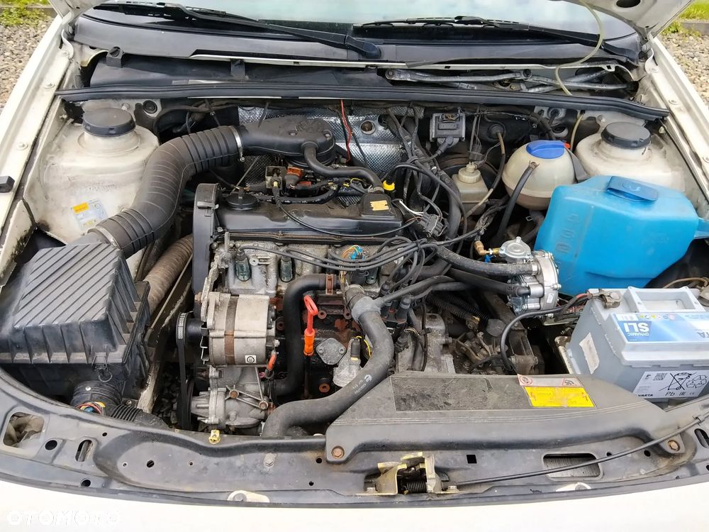 Volkswagen Passat 1.8 CL - 6