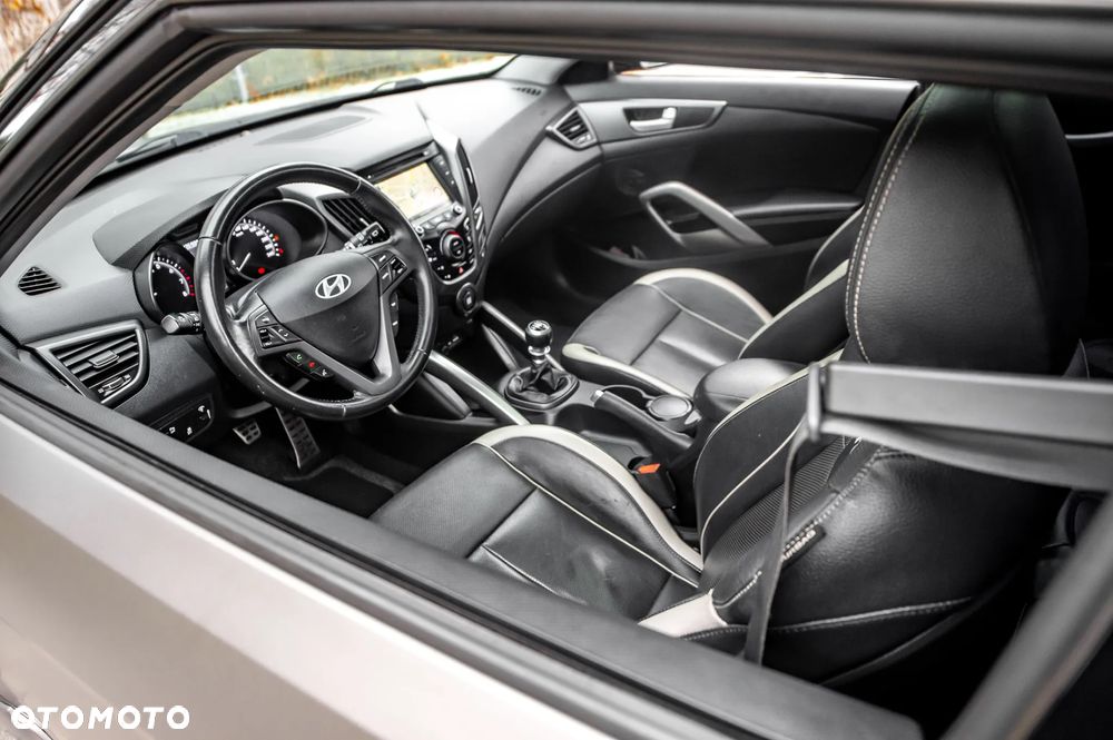 Hyundai Veloster 1.6 Turbo Premium - 28