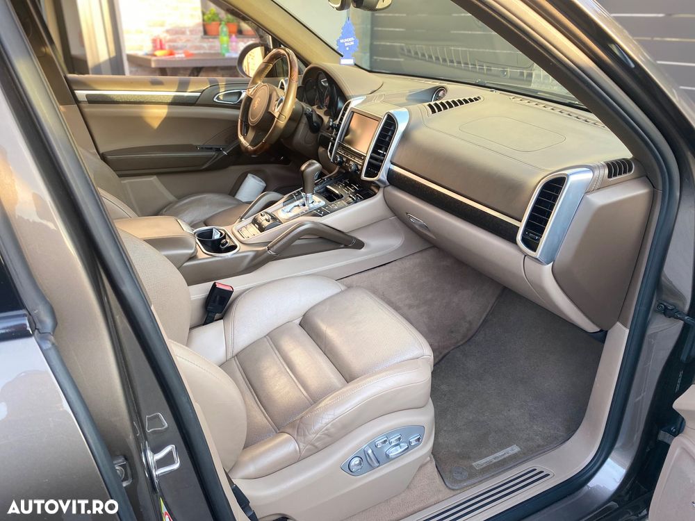 Porsche Cayenne 3.0 L V6 - 8