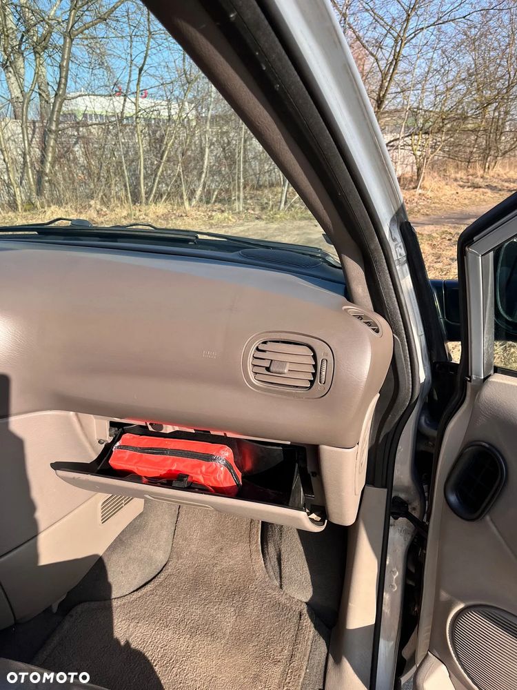 Chrysler Grand Voyager 3.3L Limited - 35