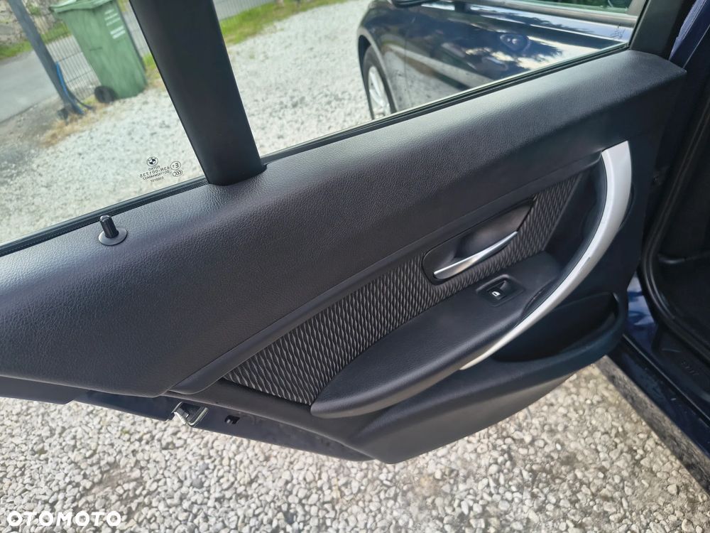 BMW Seria 3 320d DPF Edition Sport - 16