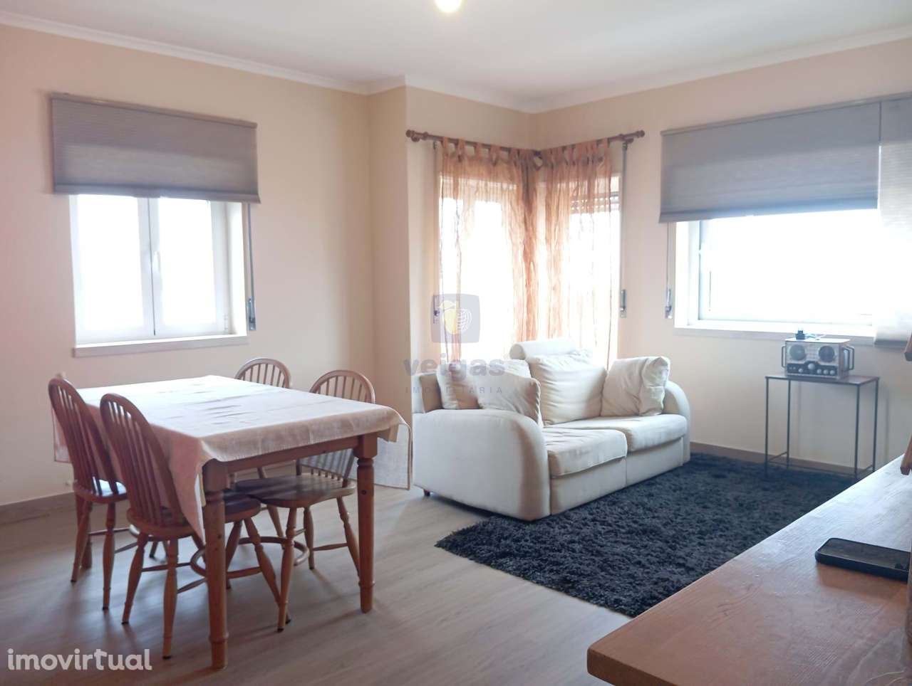 Apartamento Duplex, com três quartos e garagem fechada na zona do Colé - Grande imagem: 2/31