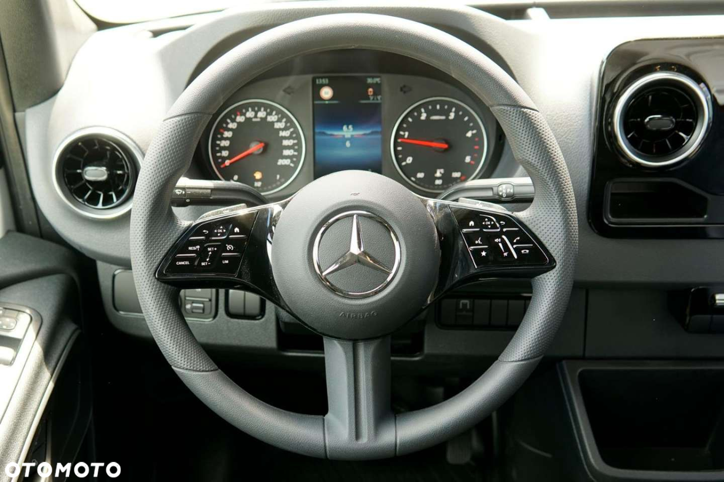 Mercedes-Benz Sprinter - 12