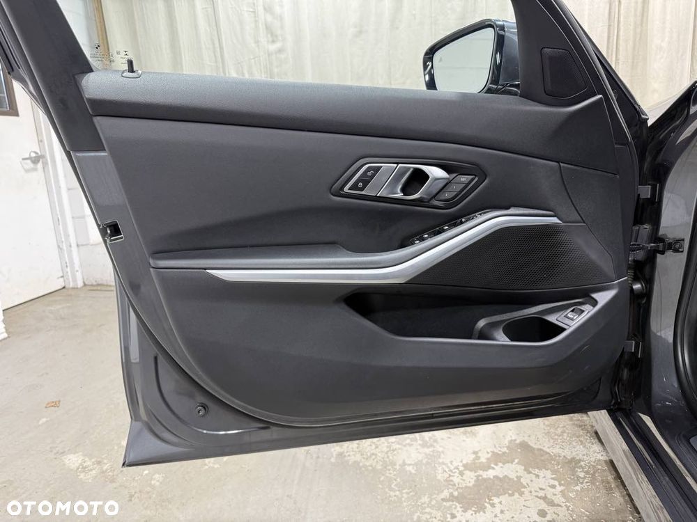 BMW Seria 3 330i xDrive M Sport - 6