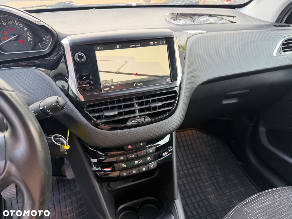 Peugeot 208 - 11