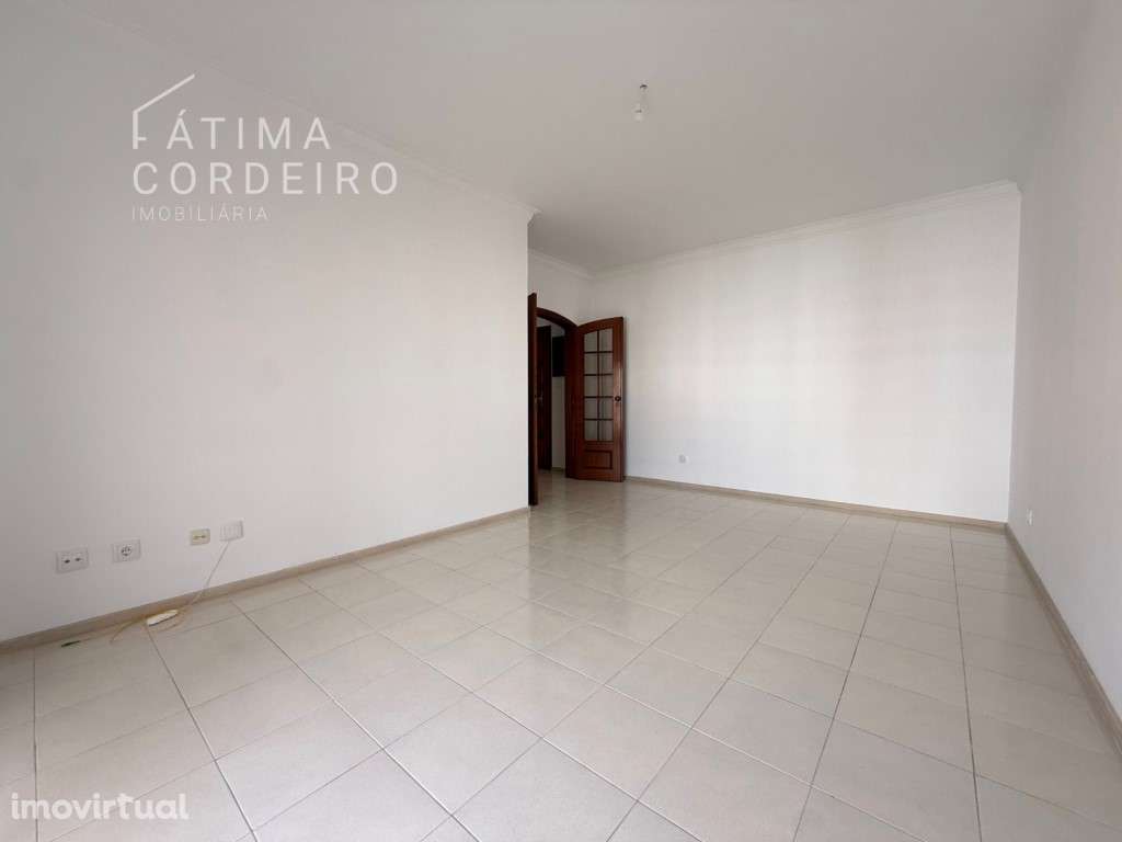 T1 situado na Rua Ramiro Ferrão - Grande imagem: 4/19