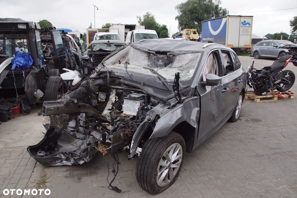 Auto na części - Skoda Octavia IV Lift 1.5 TSI 150 KM DXDB WGS LF7C 2024R Drzwi Zderzak Lampa Lusterko Klamka Szyba Deska Kokpit Sterownik Moduł Czujnik Licznik Wyświetlacz Panel Kierownica - 2