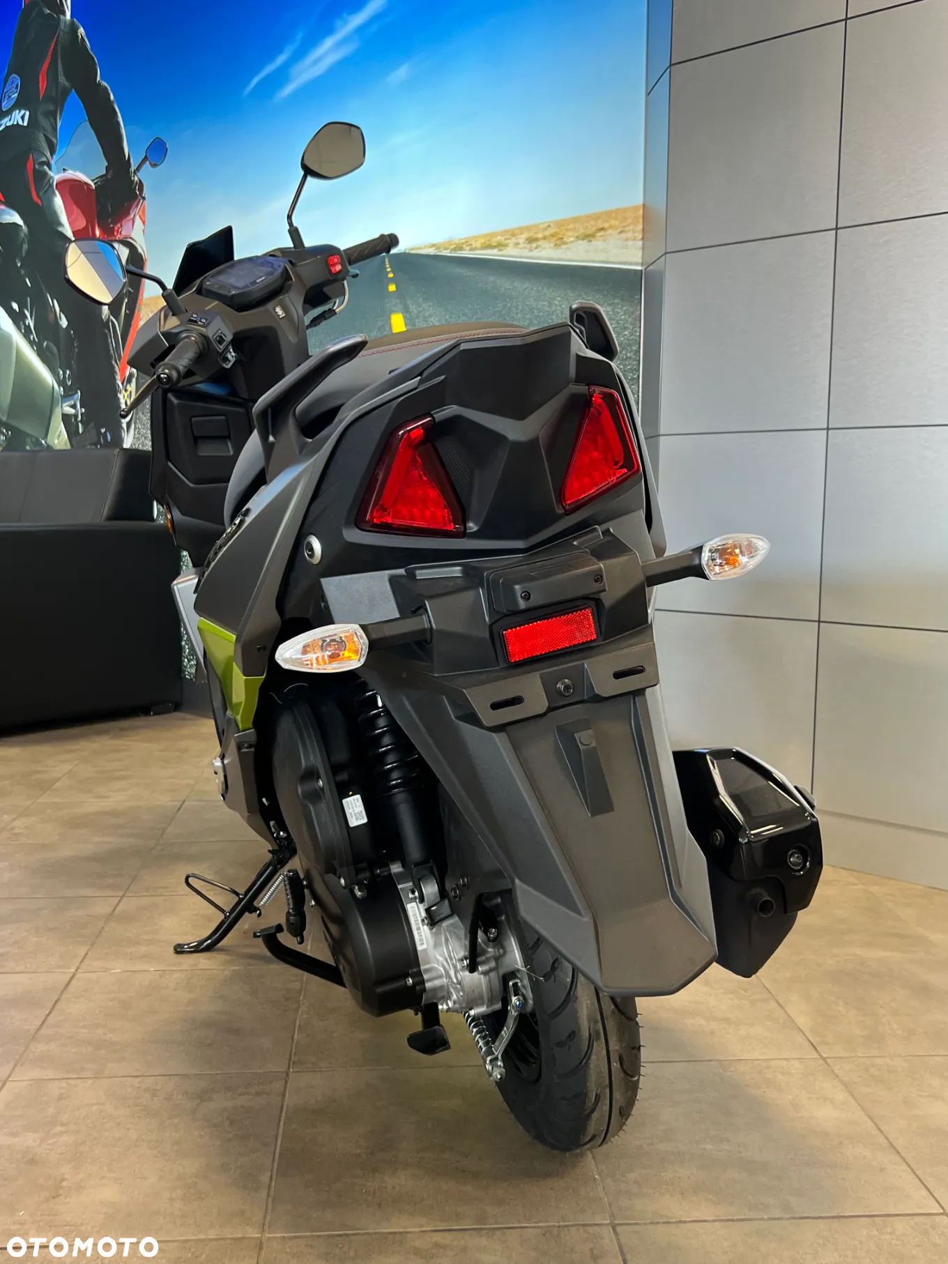 Suzuki Avenis - 4