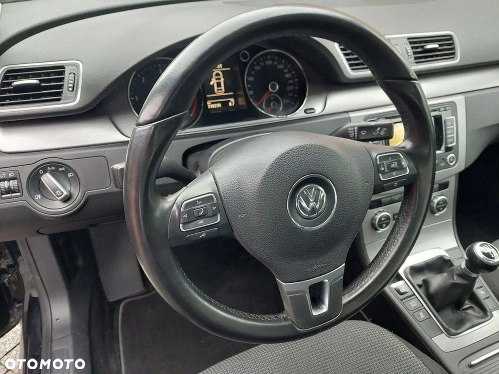 Volkswagen Passat - 11