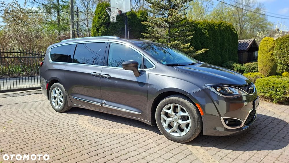 Chrysler Pacifica - 4