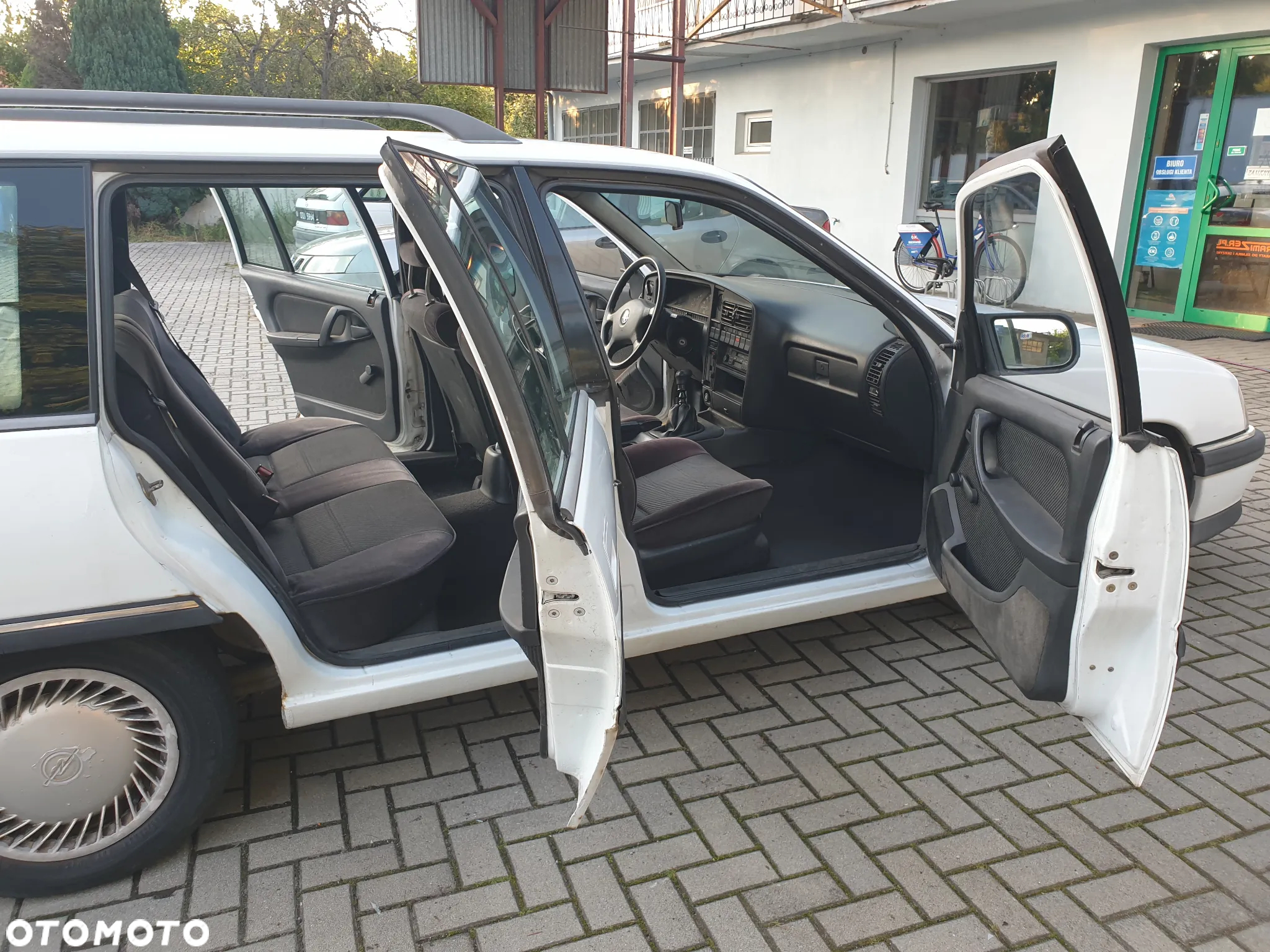 Opel Omega Kombi 2.0i LS - 16