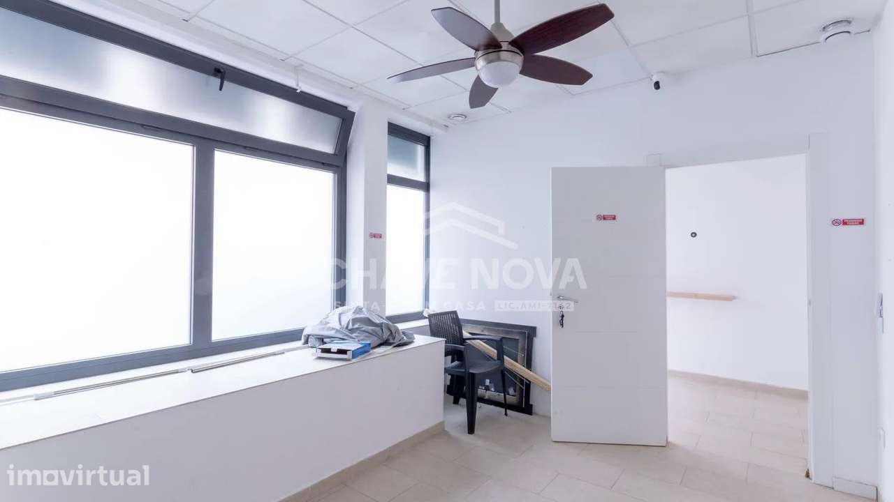 Excelente espaço comercial c/ 6 salas, 5 WC, hall de entrada e cozinha - Grande imagem: 2/35