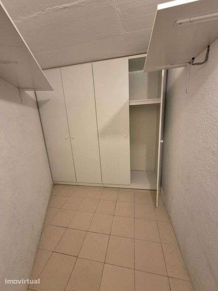 Arrenda-se Arrecadação em Alvalade