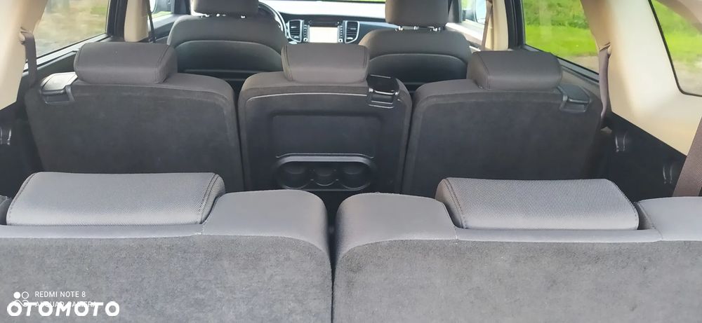 Kia Carens 1.6 GDI Dream Team Edition - 9