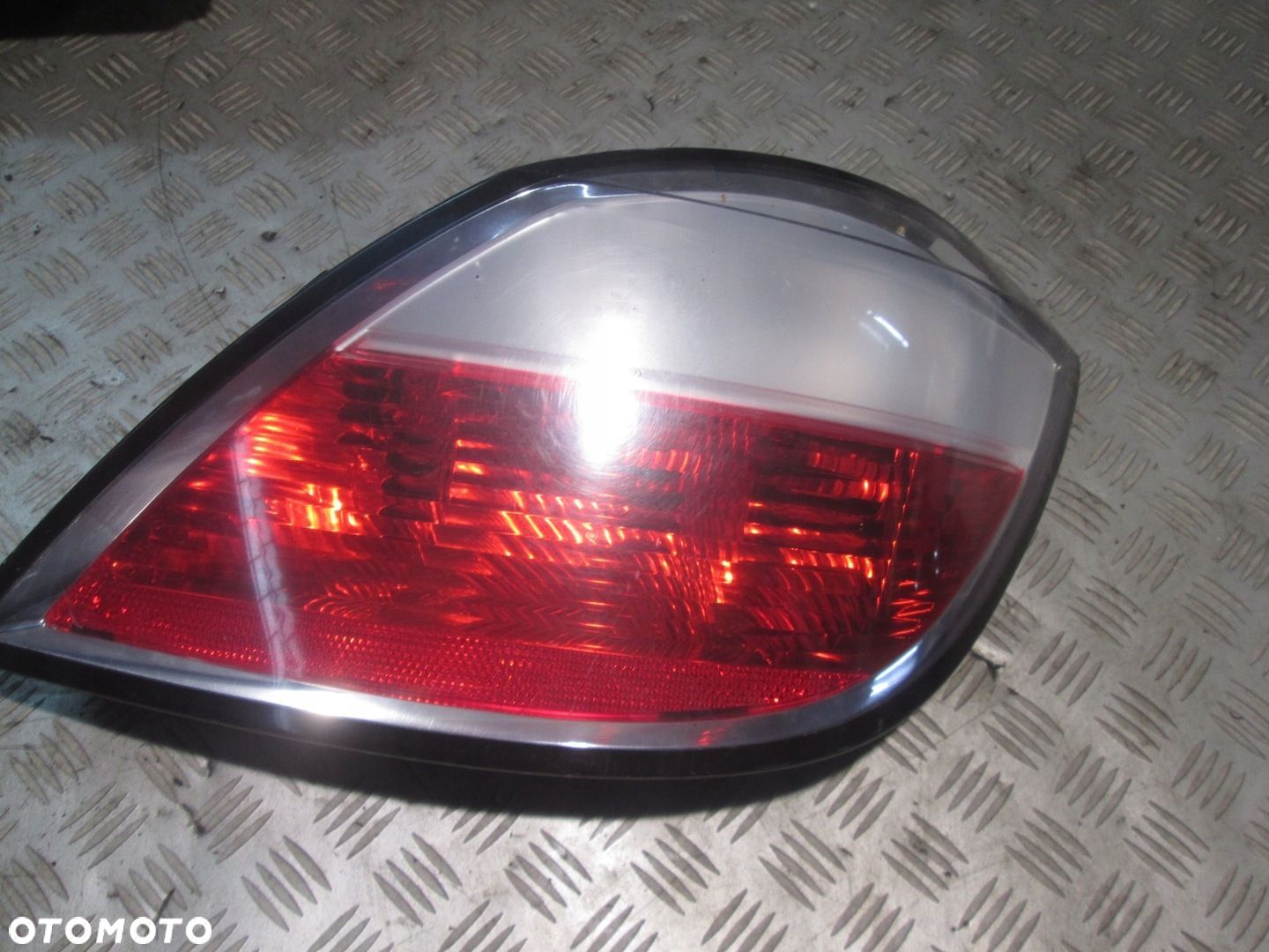 Opel Astra H LAMPA TYLNA TYŁ PRAWA OE 342691834 - 1