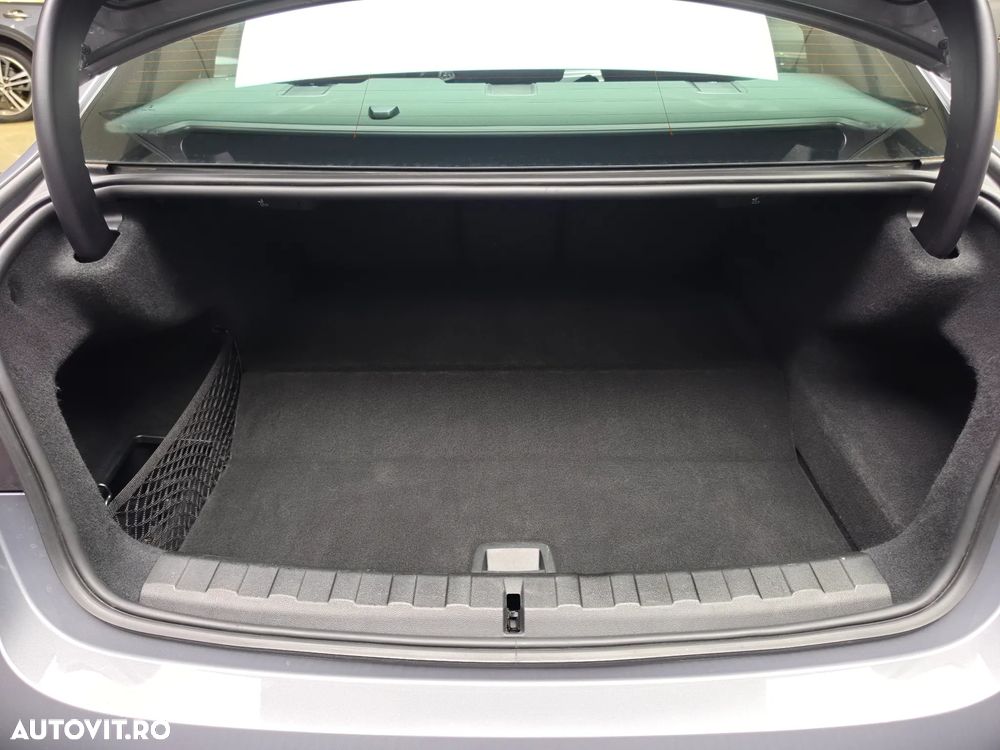 BMW Seria 3 320e Aut. M Sport - 35