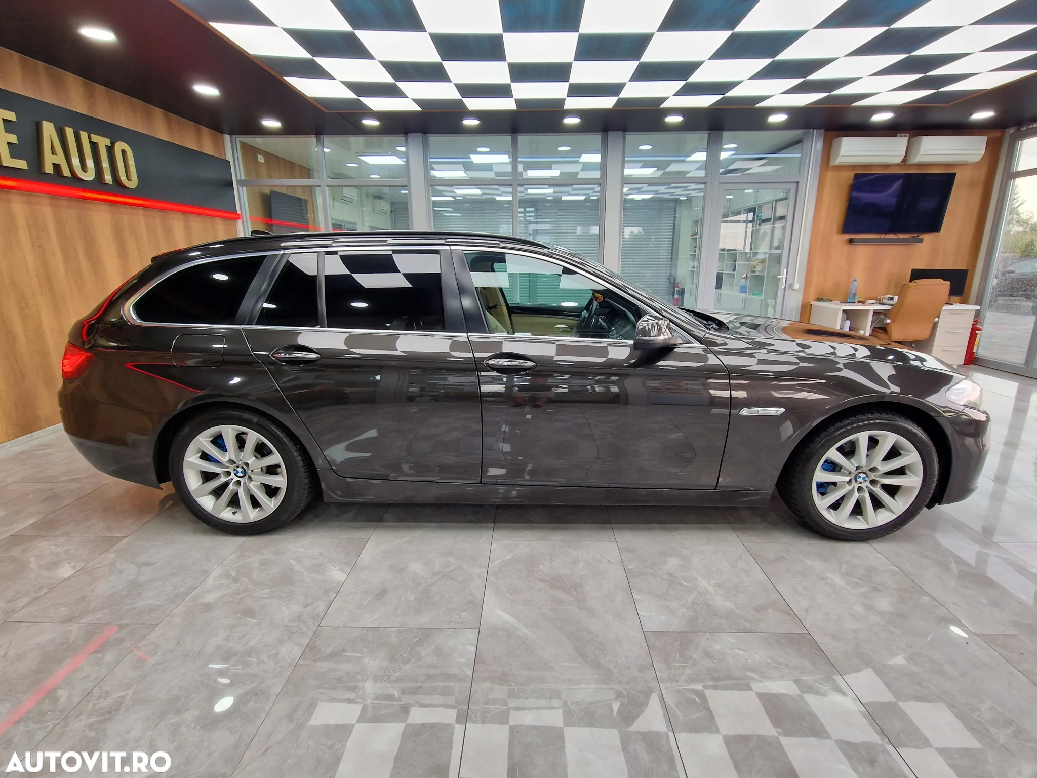 BMW Seria 5 520d Touring Aut. Luxury Line - 14