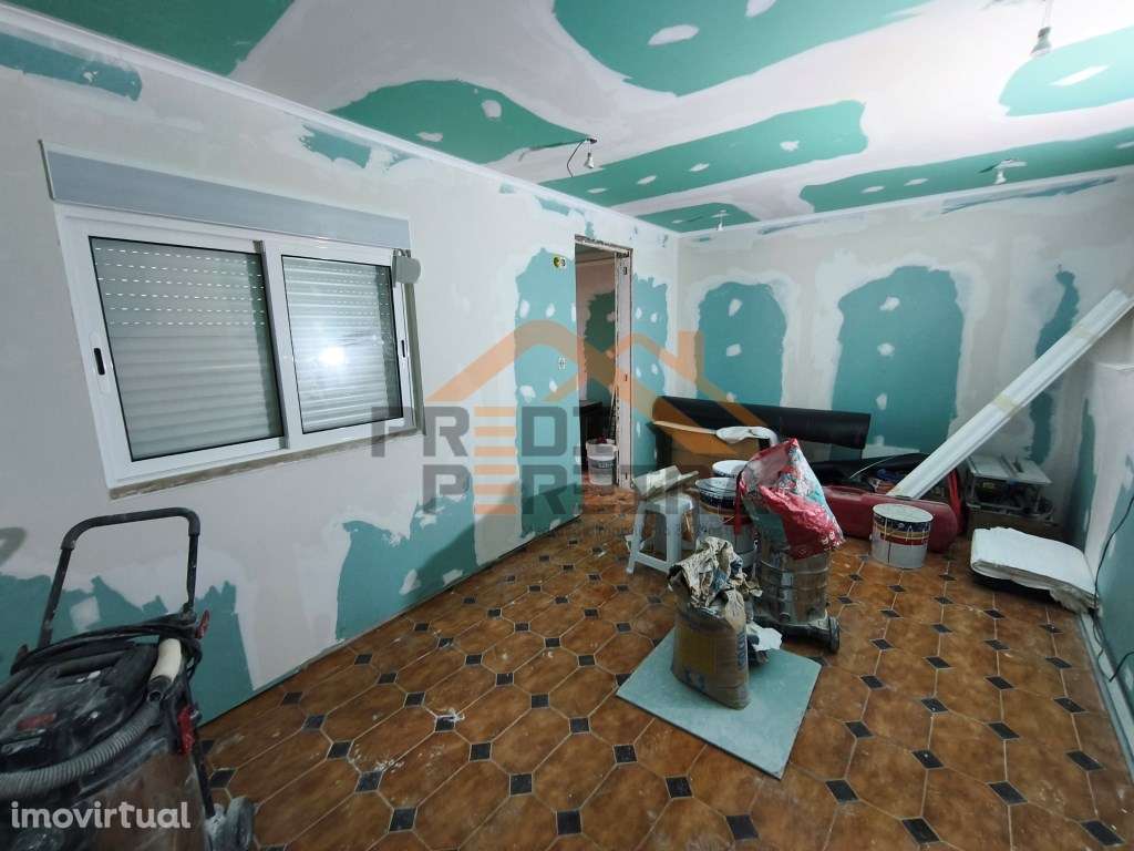 T2+1 em remodelação, com logradouro , situado na Amadora. - Grande imagem: 3/30