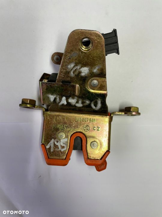 ZAMEK KLAPY SKODA OCTAVIA I SEDAN 1U6827501 - 1