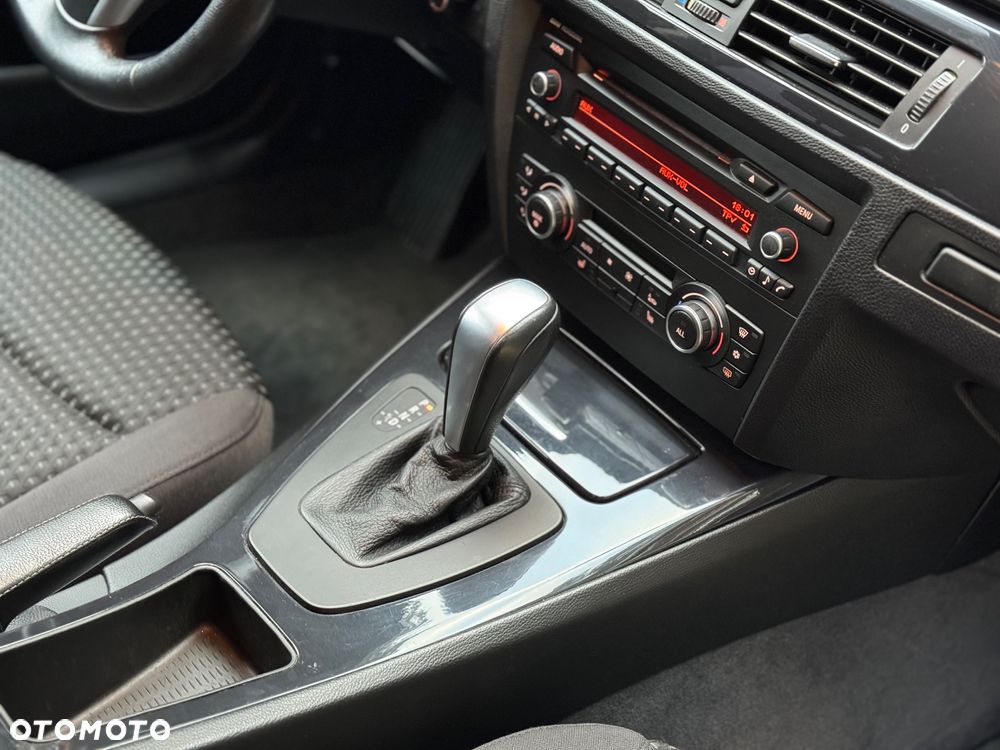 BMW Seria 3 318d DPF Touring Edition Sport - 20