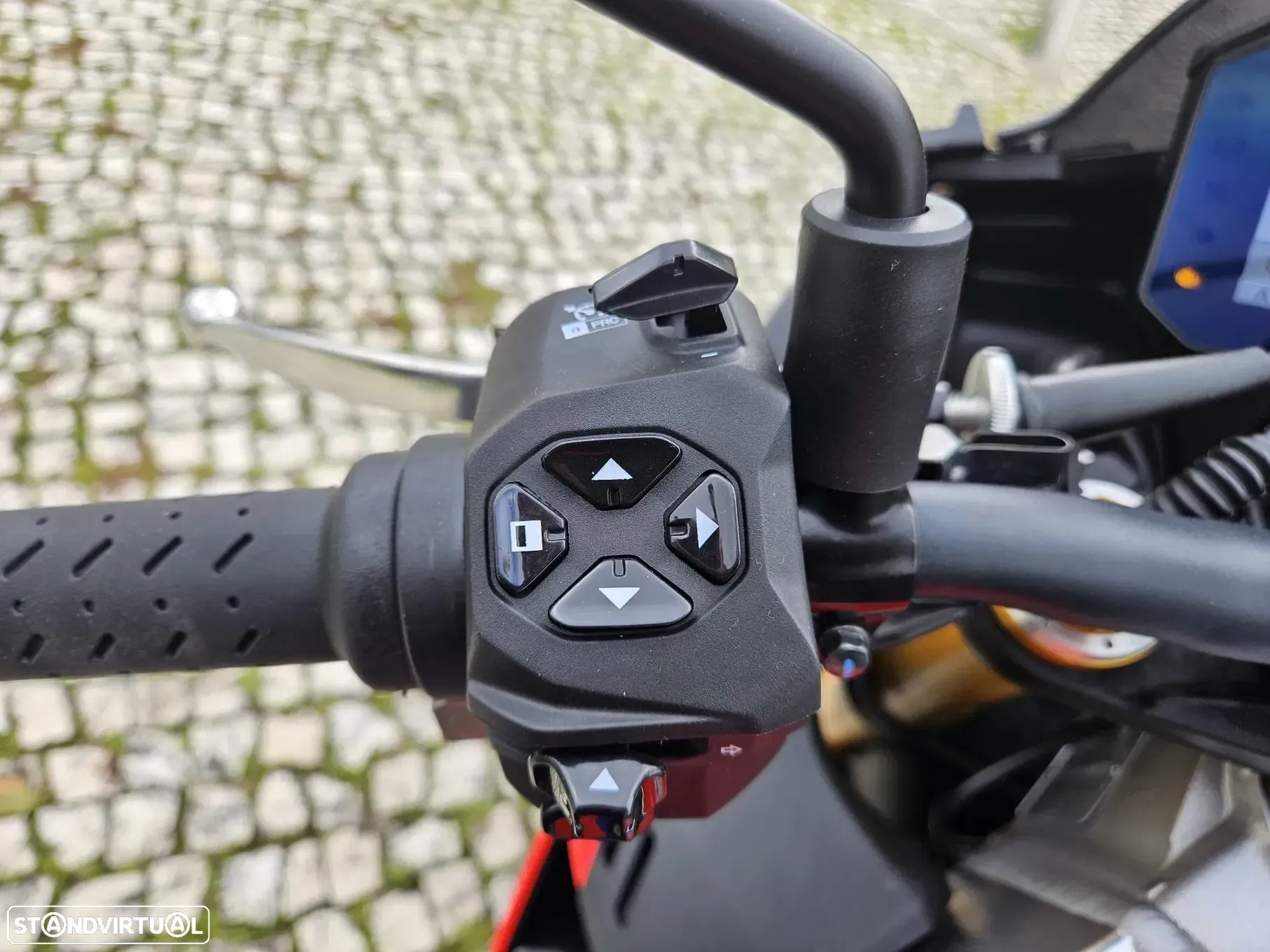 Aprilia Tuono V4 Factory 1100 - 8
