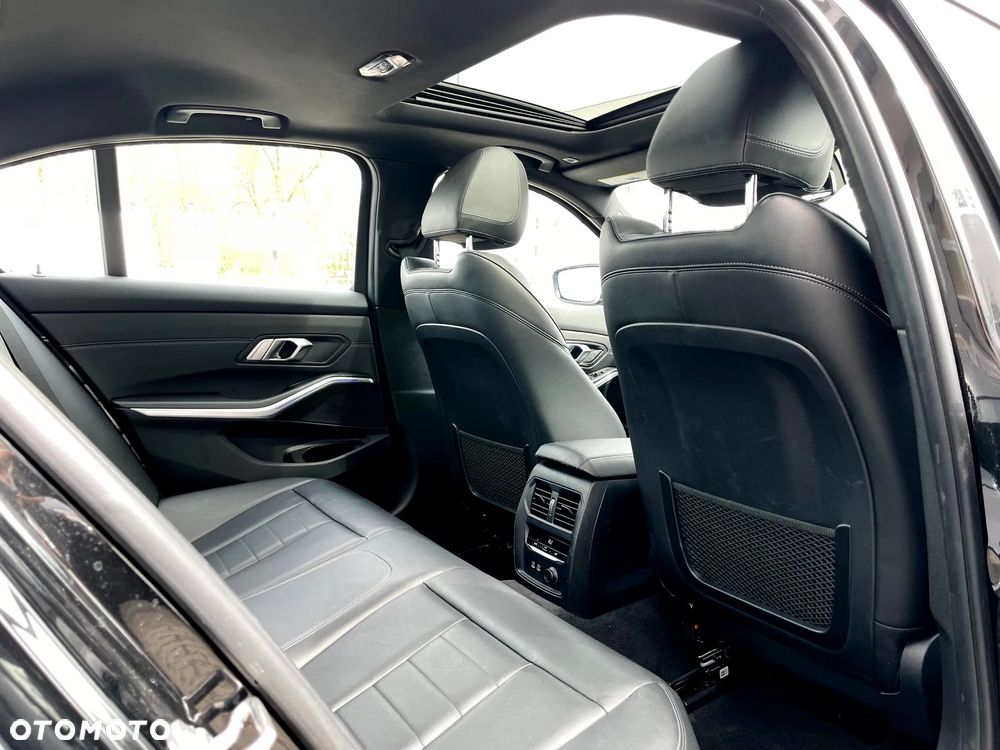 BMW Seria 3 330i Luxury Line sport - 12
