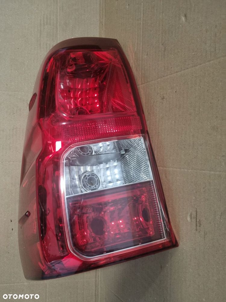 Lampa lewa Tylna tył TOYOTA HILUX VIII 8 15R- - 3