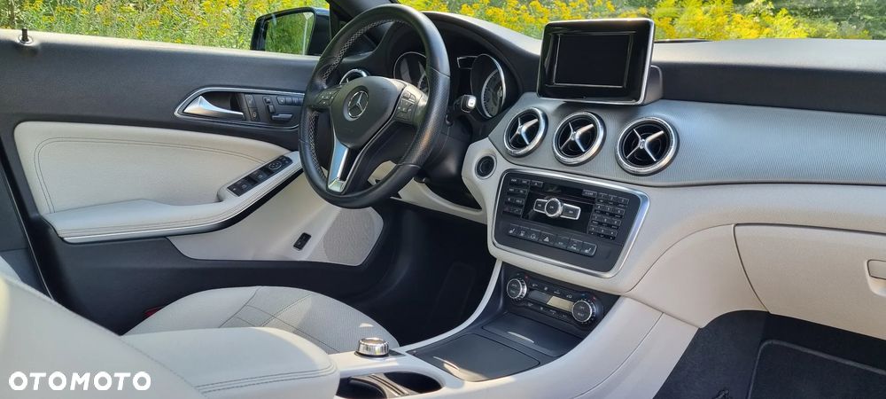 Mercedes-Benz CLA 200 7G-DCT Urban - 17