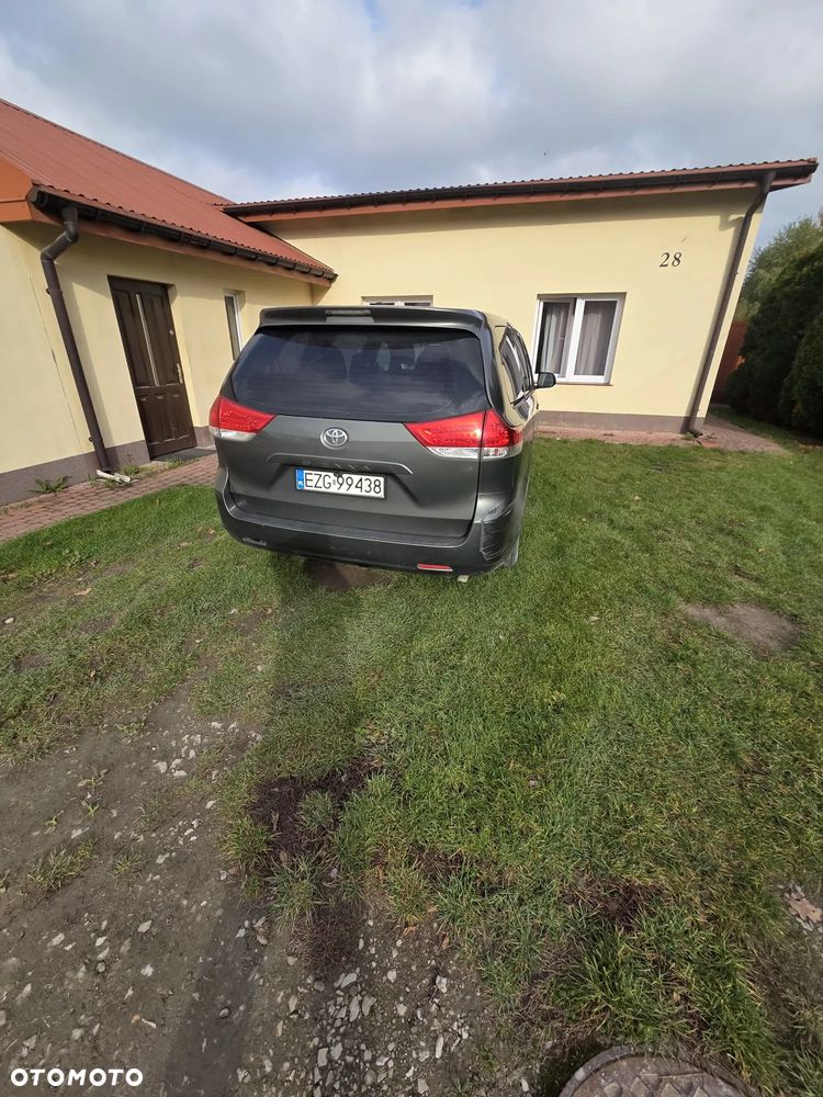 Toyota Sienna 2011 photo 5