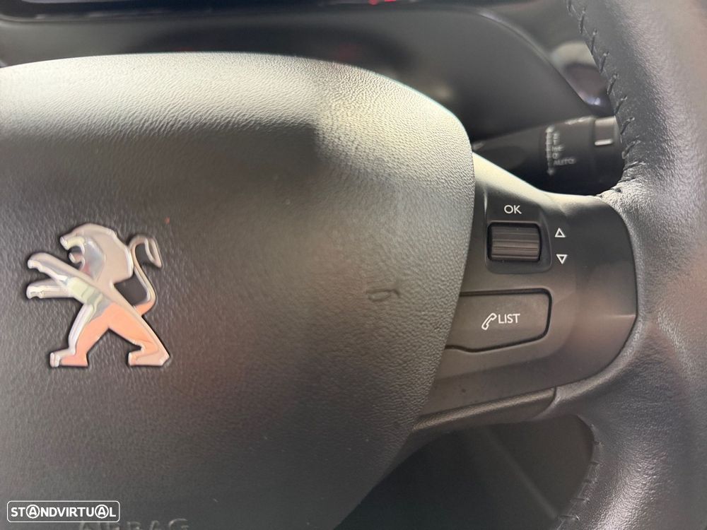 Peugeot 208 1.2 PureTech Signature - 13