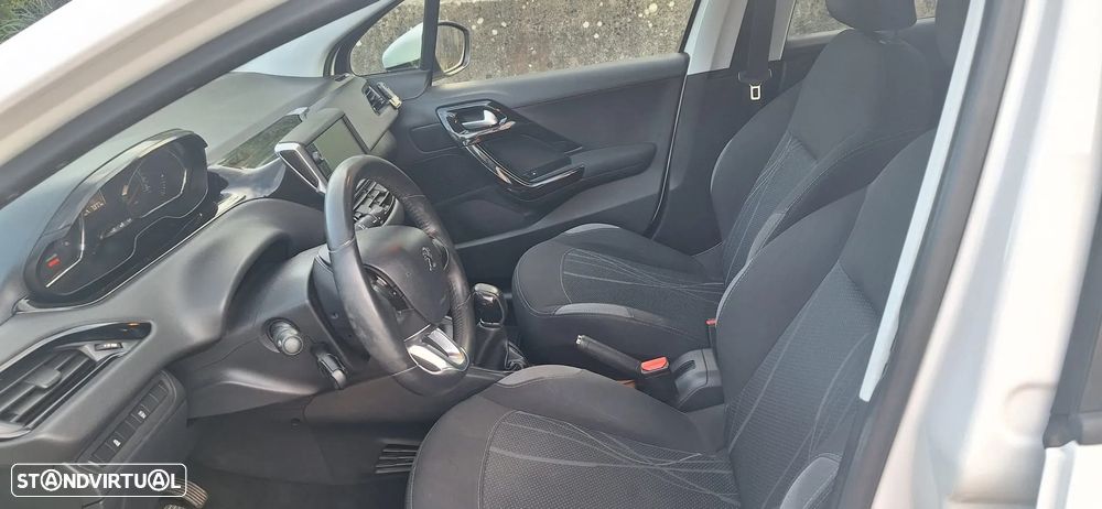 Peugeot 208 - 8