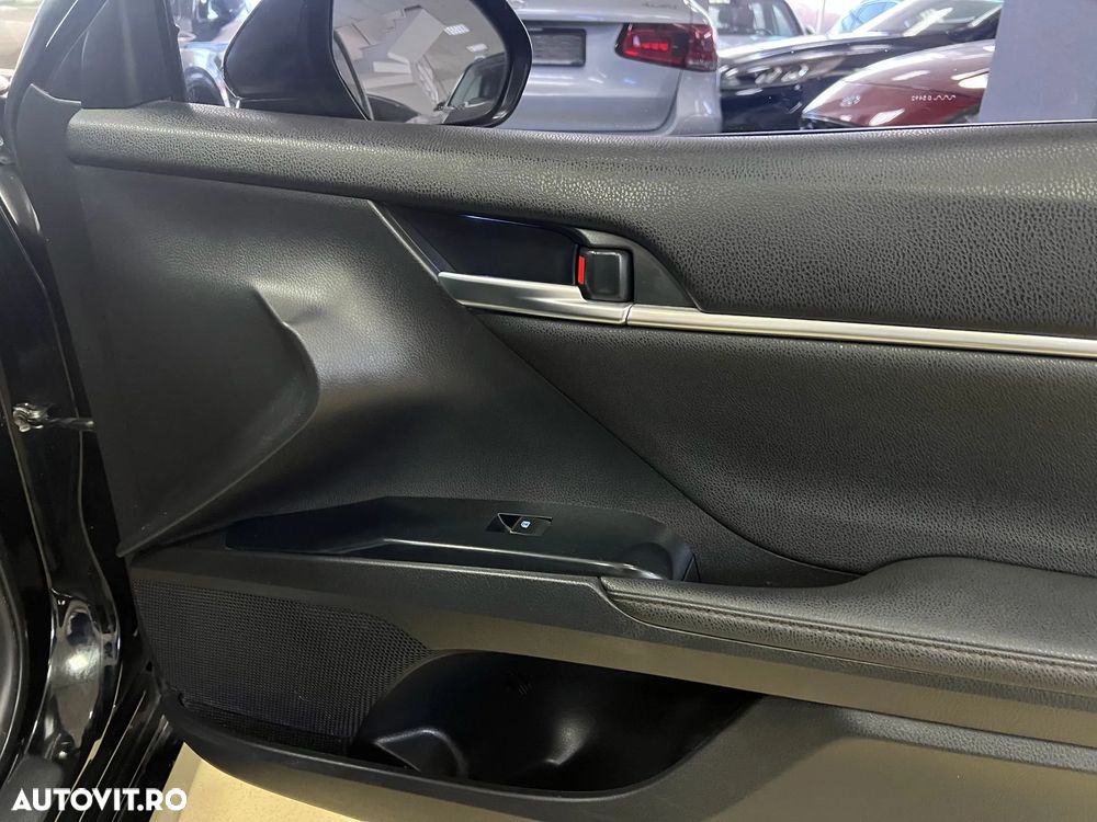 Toyota Camry Luxury - 16