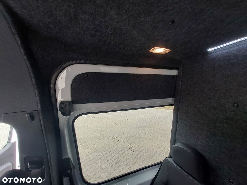 Mercedes-Benz Sprinter - 13