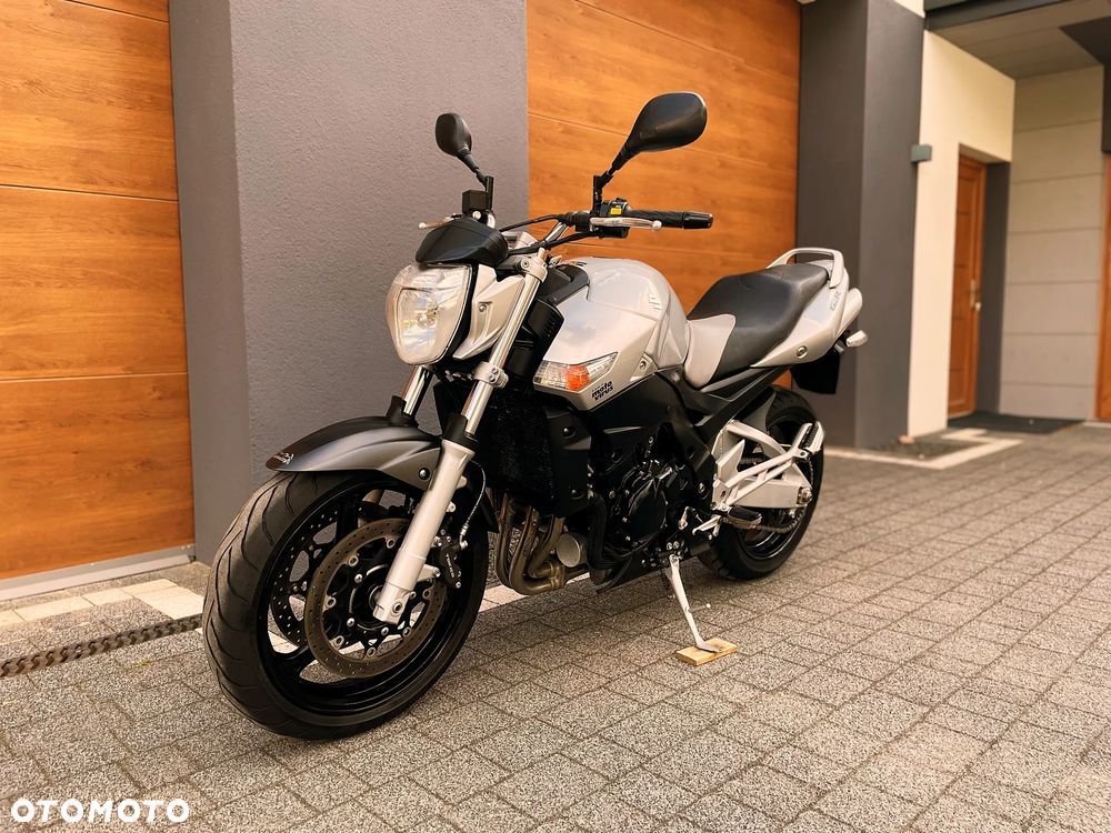 Suzuki GSR - 4
