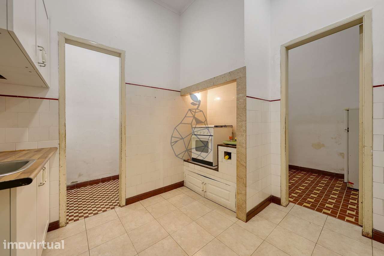 Excelente investimento! Moradia de 2 pisos com 11 divisões no Coração - Grande imagem: 3/44
