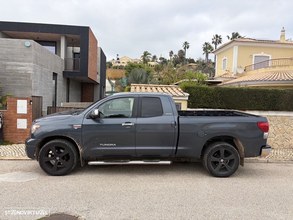 Toyota Hilux - 1