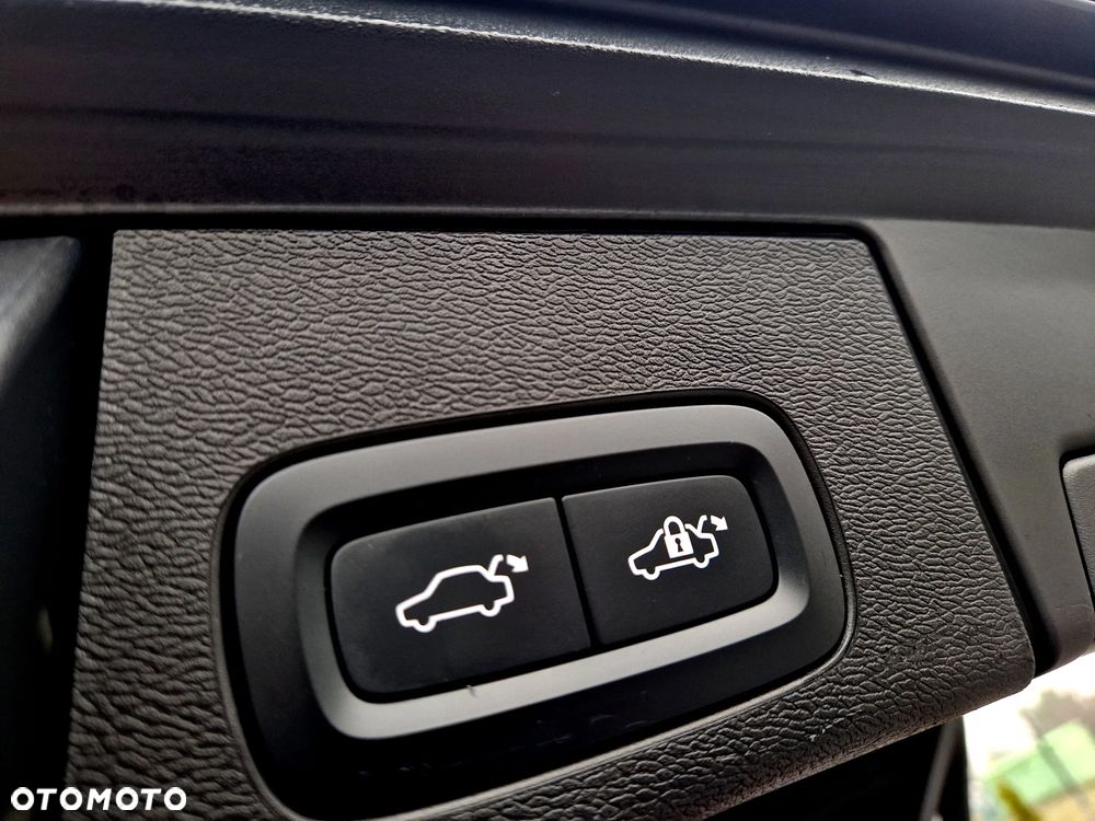 Volvo XC 60 B4 D Plus Dark - 24