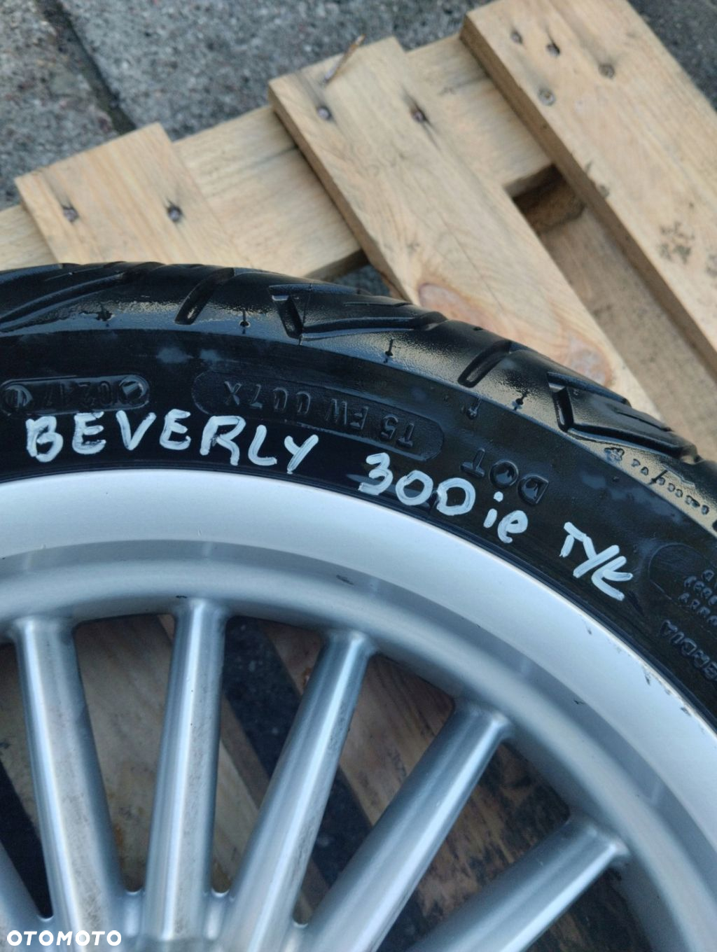 PIAGGIO BEVERLY 300 ie felga kolo tyl 140/70/14 - 2