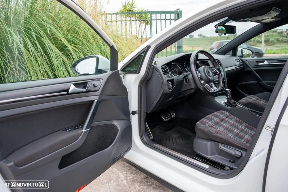 VW Golf GTI TCR 2.0 TSI OPF DSG - 17
