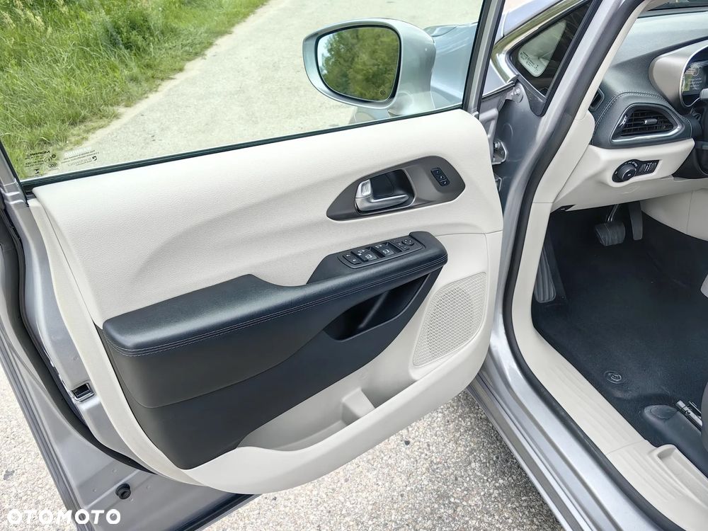 Chrysler Pacifica - 11