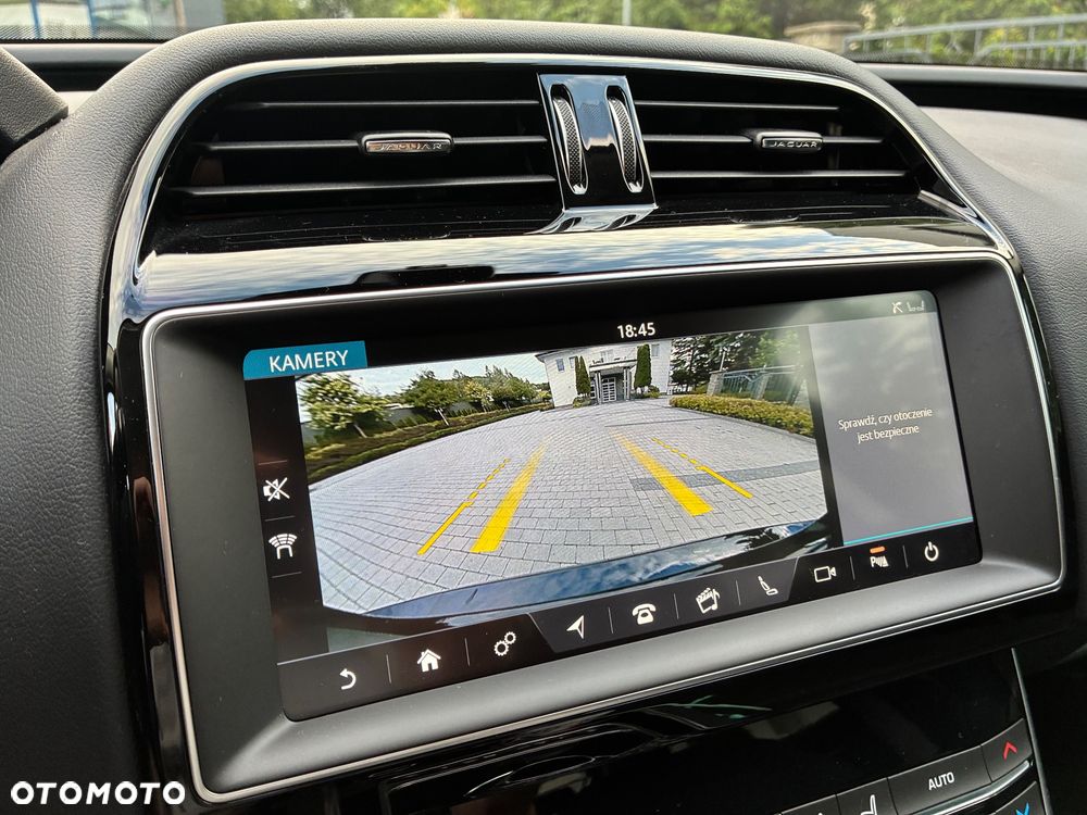 Jaguar XE 20d AWD Portfolio - 22