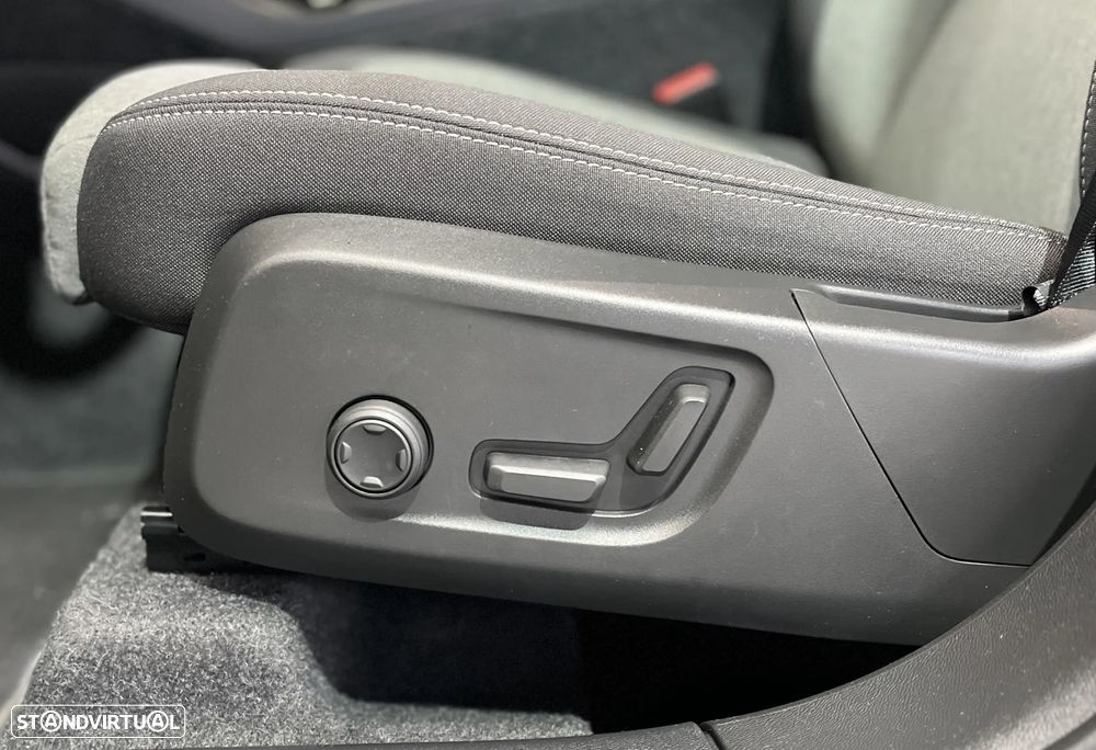 Volvo XC 40 2.0 B3 Black Edition - 17