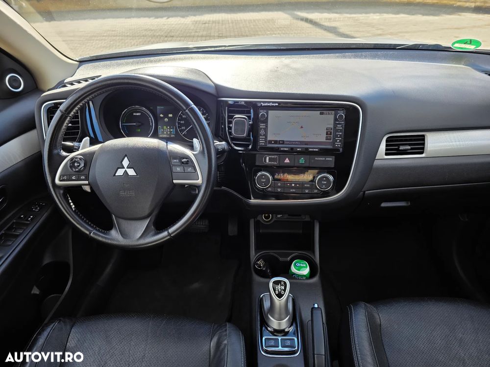 Mitsubishi Outlander 2.0 4WD Plug-In Hybrid Top - 18