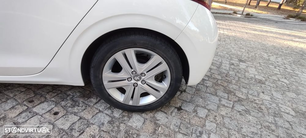 Peugeot 208 1.2 PureTech Style - 18