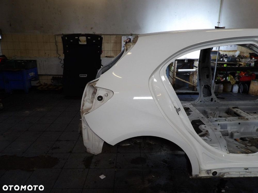 MERCEDES A180 W176 BŁOTNIK TYŁ PRAWY  650 - 1