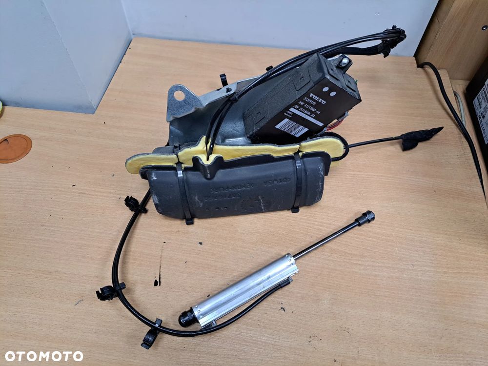 MECHANIZM PODNOSZENIA KLAPY SIŁOWNIK KLAPY  31218393 / 31299153 V70 III