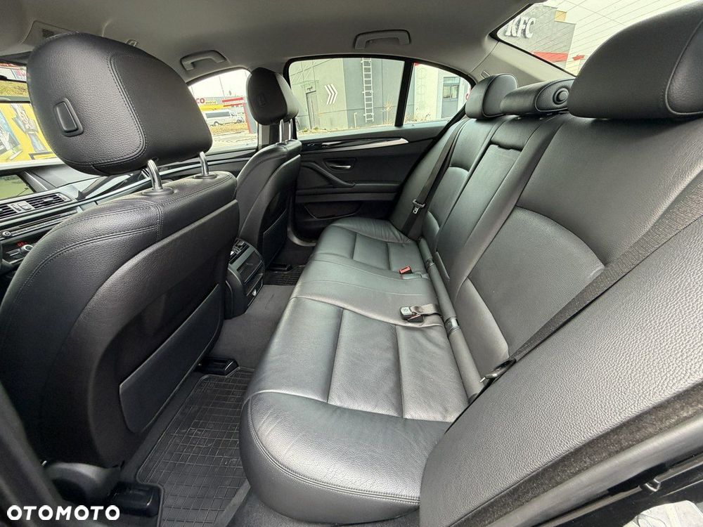 BMW Seria 5 525d Sport-Aut - 32