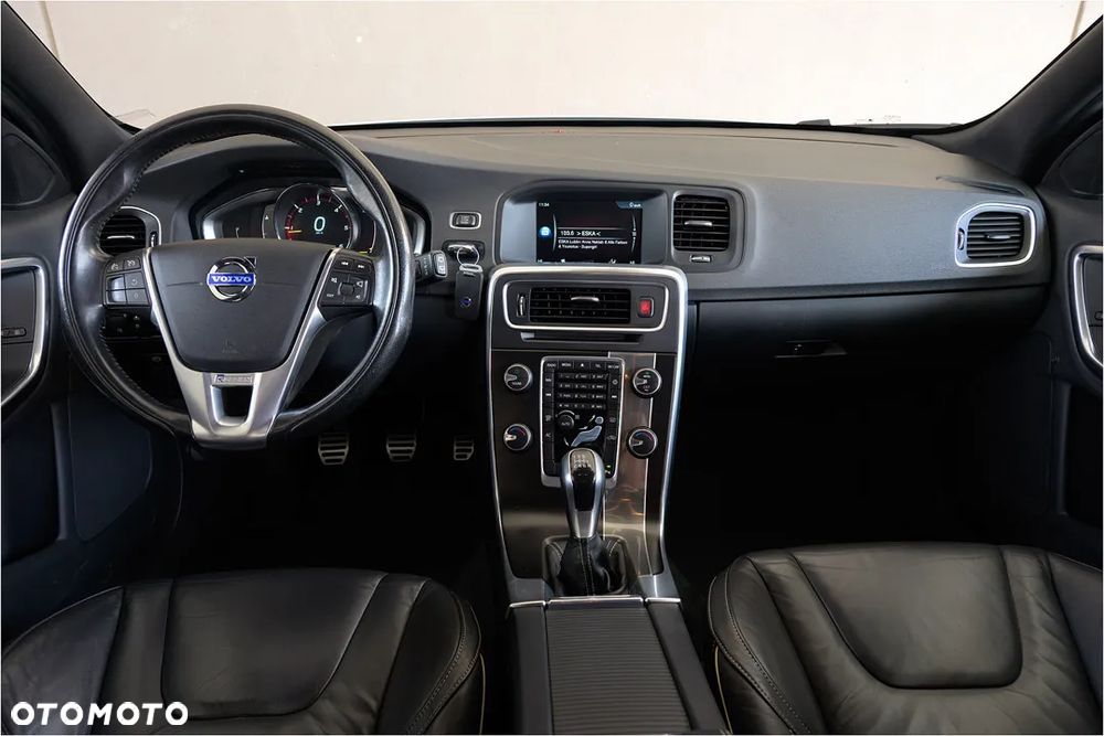 Volvo V60 D4 R-Design - 23