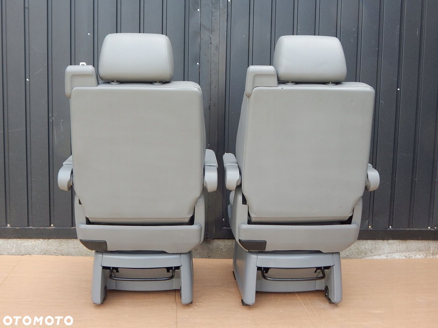 VW T5 MULTIVAN fotel tył NIEOBROTOWY II RZĄD podłokietnik Skóra Alcantara - 6